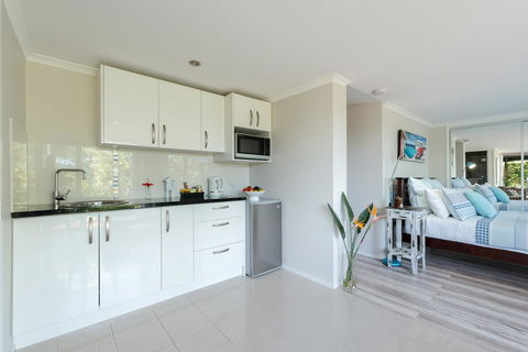 Private Guest Suite High On Currumbin Hill - Redcliffe Tourism 5