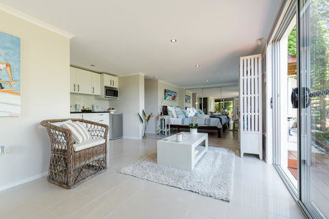 Private Guest Suite High On Currumbin Hill - Redcliffe Tourism 9
