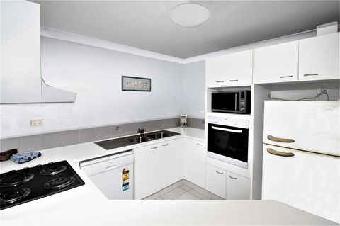 Key Largo Holiday Apartments - Redcliffe Tourism 6