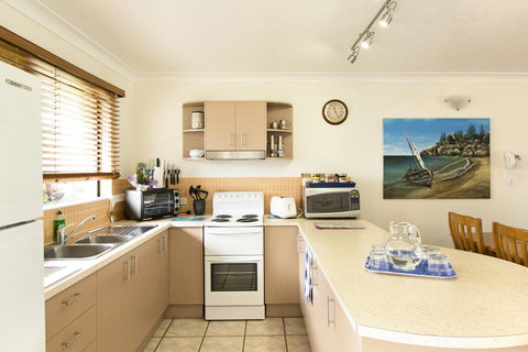 Marcol Place Holiday Apartments - Redcliffe Tourism 7