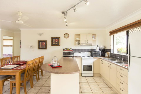 Marcol Place Holiday Apartments - Redcliffe Tourism 4