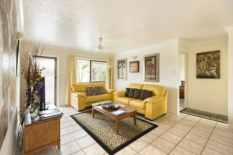 Marcol Place Holiday Apartments - Redcliffe Tourism 3