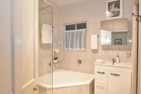 The Guesthouse Maleny - Redcliffe Tourism 10