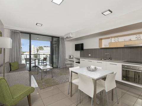 Atrio Apartments - Redcliffe Tourism 6