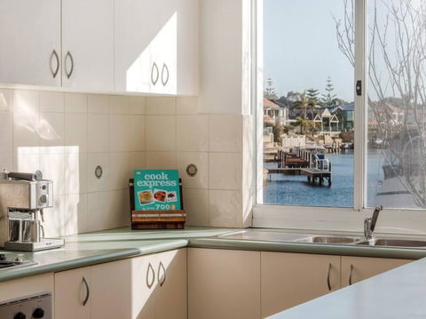 Waters Edge Apartment With Jetty - Redcliffe Tourism 3