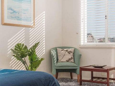 Waters Edge Apartment With Jetty - Redcliffe Tourism 2