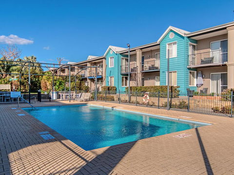 Waters Edge Apartment With Jetty - Redcliffe Tourism 1
