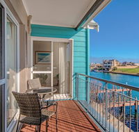 Waters Edge Apartment with Jetty - Redcliffe Tourism