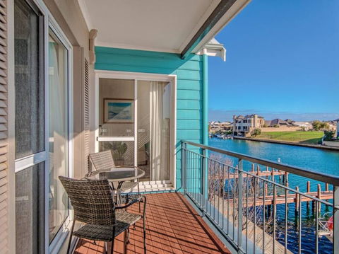 Waters Edge Apartment With Jetty - Redcliffe Tourism 0