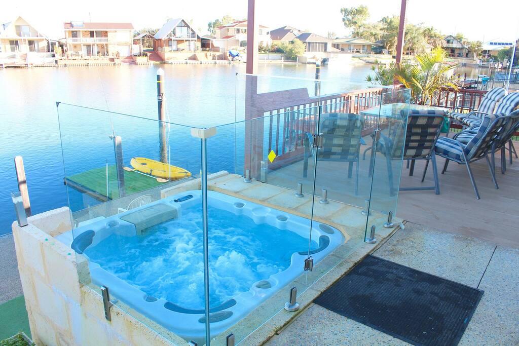  Redcliffe Tourism