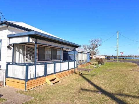 Waterside Retreat - Redcliffe Tourism 1