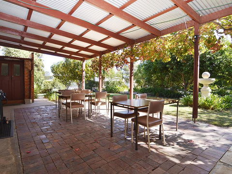 Wentworth Central Motor Inn - Redcliffe Tourism 1