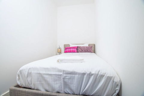 Wentworth Point 2Beds1Study2Bath Brand New APT - Redcliffe Tourism 3