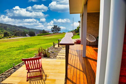 Whale Studio Apartment, 1a Ocean Street - Redcliffe Tourism 0