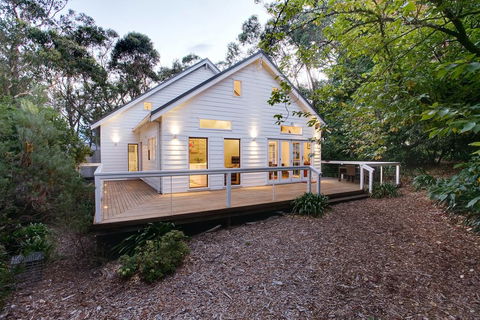White Cottage - Redcliffe Tourism 0