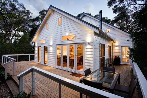 White Cottage - Redcliffe Tourism 1