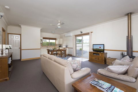 Windsors Edge Cottage Pokolbin - Redcliffe Tourism 3