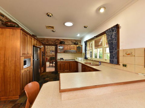 Wine Country Homestead 4-6br House - Redcliffe Tourism 3