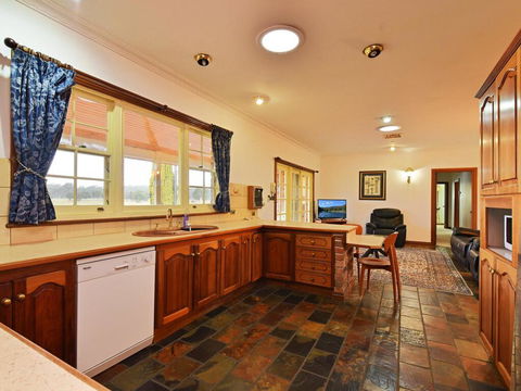 Wine Country Homestead 4-6br House - Redcliffe Tourism 2