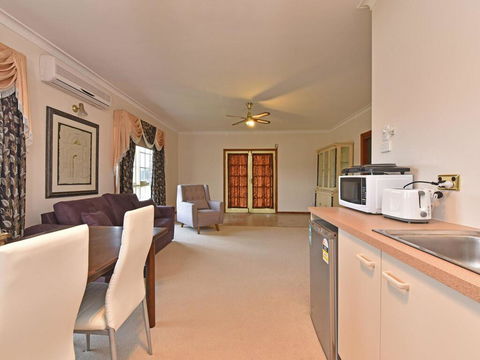 Wine Country Homestead Estate - Redcliffe Tourism 3