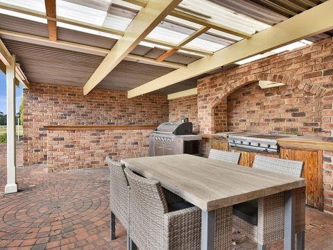 Wine Country Homestead Estate - Redcliffe Tourism 1