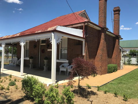 Woodstock Cottage - Redcliffe Tourism 2