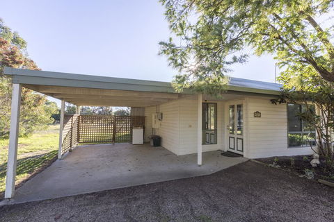 Woongara Cottage - Pet Friendly Country Retreat - Redcliffe Tourism 3