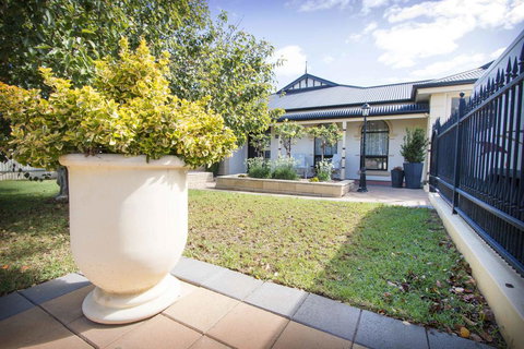 Yellow Rose Cottage - Redcliffe Tourism 1