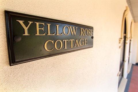 Yellow Rose Cottage - Redcliffe Tourism 3