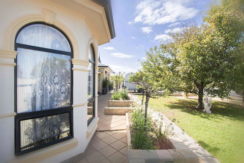 Yellow Rose Cottage - Redcliffe Tourism 2