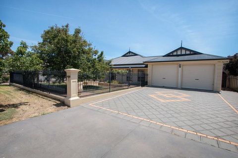 Yellow Rose Cottage - Redcliffe Tourism 0