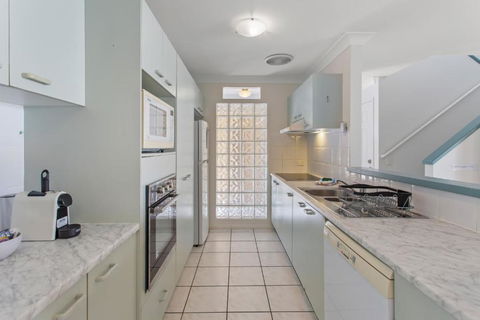 3-Bed With Alfresco Dining & BBQ 300m To The Beach - Redcliffe Tourism 4