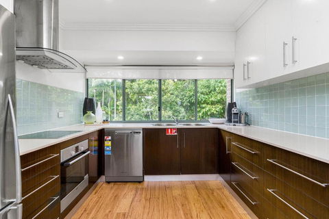 A Perfect Stay - 3 James Cook Apartments - Redcliffe Tourism 3