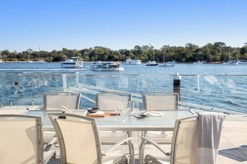 Affordable Riverfront, Pool, Private Pontoon - Redcliffe Tourism 2