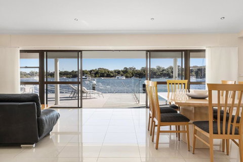 Affordable Riverfront, Pool, Private Pontoon - Redcliffe Tourism 4