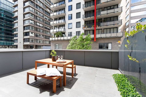 A Chic Apt With A Large Balcony Next To Grand Prix - Redcliffe Tourism 2