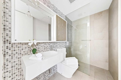 A Chic Apt With A Large Balcony Next To Grand Prix - Redcliffe Tourism 4