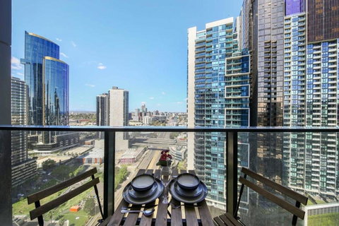 A Stylish 2BR Apt With City Views In Southbank - Redcliffe Tourism 0