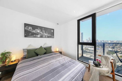 A Stylish 2BR Apt With City Views In Southbank - Redcliffe Tourism 2