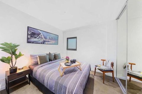 A Stylish 2BR Apt With City Views In Southbank - Redcliffe Tourism 4