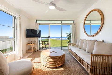 Absolute Beachfront Apartment 11B - Redcliffe Tourism 0