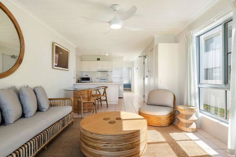 Absolute Beachfront Apartment 11B - Redcliffe Tourism 2