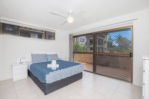 Absolute Beachfront Apartment! - Redcliffe Tourism 4