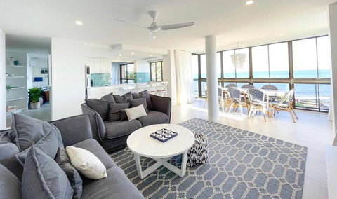 Absolute Beachfront Bliss On Kings Beach - Redcliffe Tourism 2