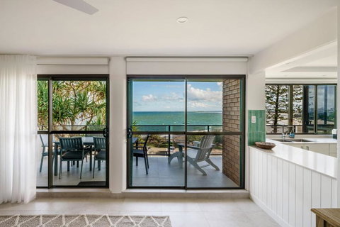 Absolute Beachfront Bliss On Kings Beach - Redcliffe Tourism 4