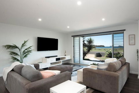 Absolute Waterfront, Amazing Views, Maloneys Beach - Redcliffe Tourism 1