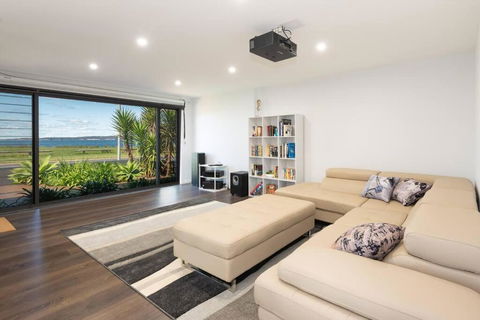 Absolute Waterfront, Amazing Views, Maloneys Beach - Redcliffe Tourism 2