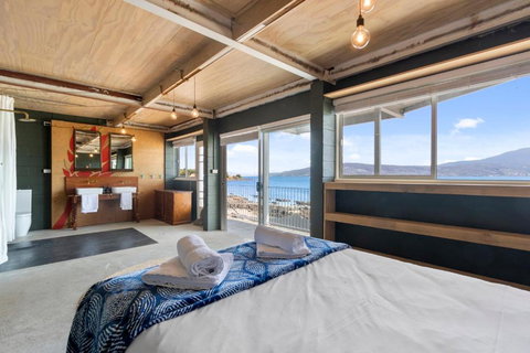 Absolute Waterfront Only 15 Minutes From Hobart - Redcliffe Tourism 1