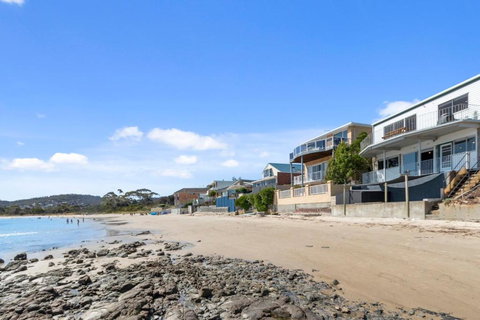 Absolute Waterfront Only 15 Minutes From Hobart - Redcliffe Tourism 0