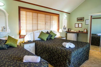 Ainslie Manor Bed And Breakfast with Redcliffe Tourism